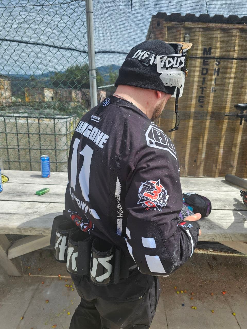 Paintball-Spieler mit Arena-Trikot