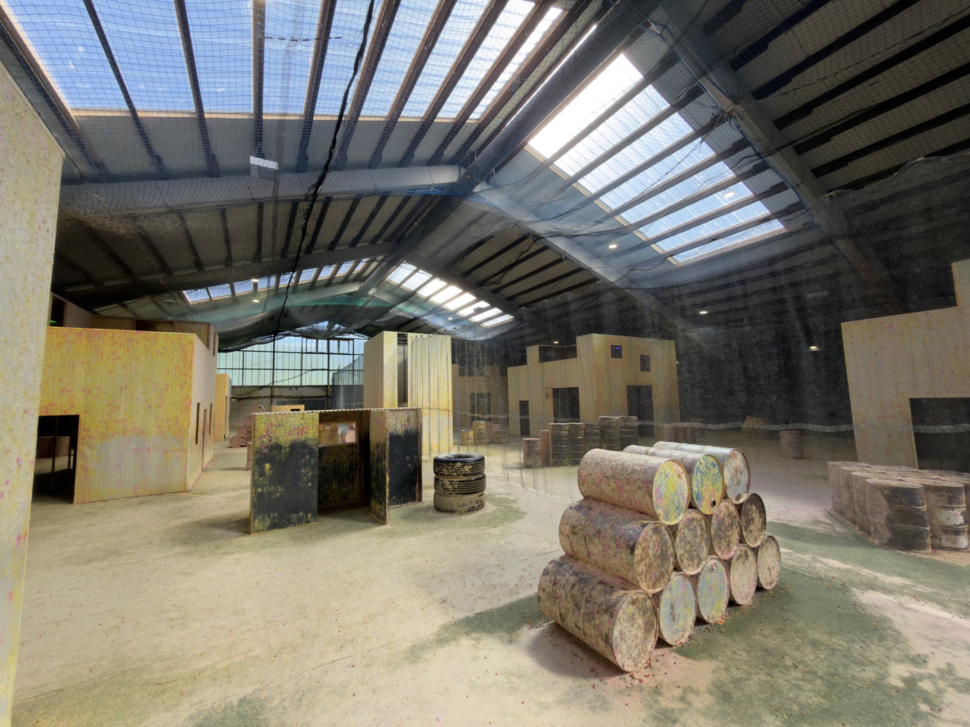 Indoor-Spielfeld der Paintball Arena
